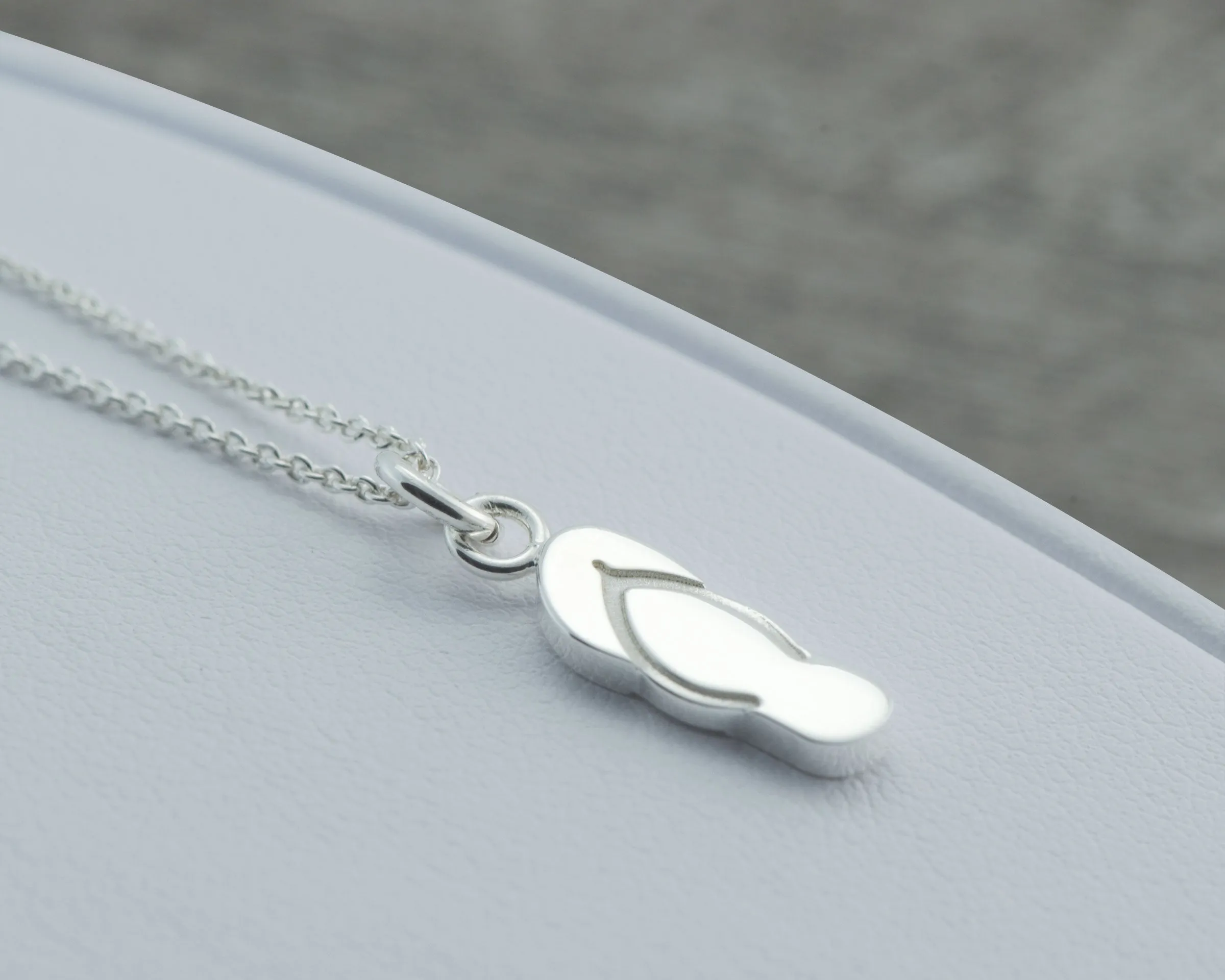 FLIP FLOP NECKLACE